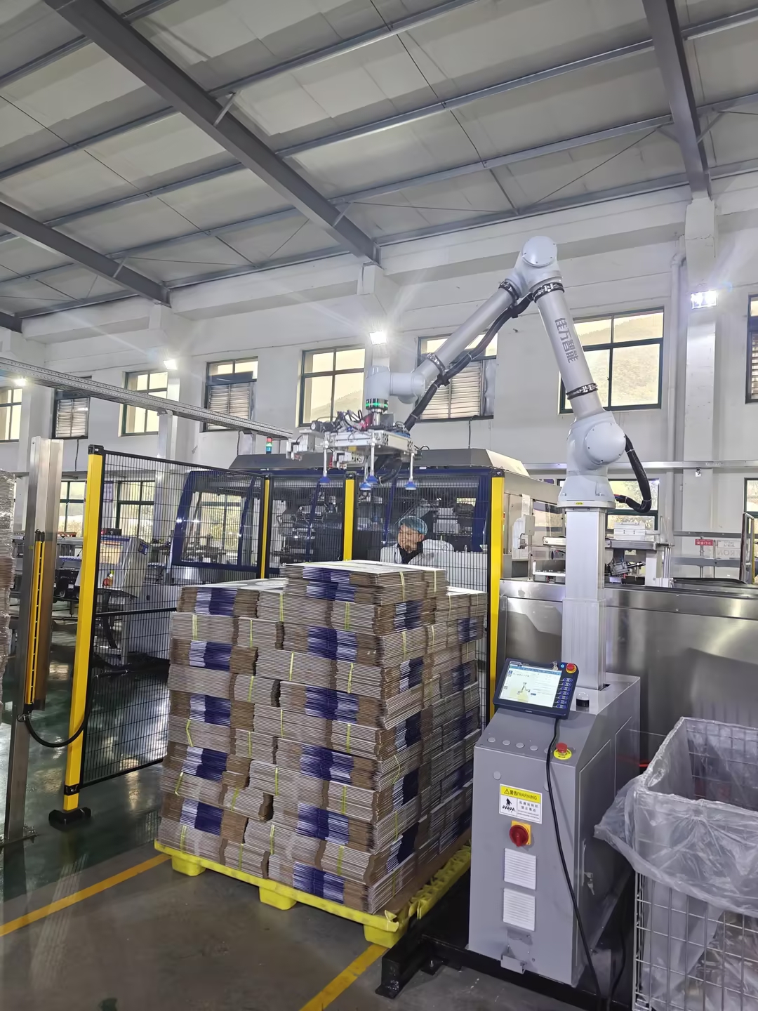 Robotic arm lifting column is a linear motion extension device specifically designed for industrial robots, primarily used to enhance the operating range and work efficiency of robotic arms